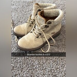 Blowfish women’s Tan Lace-Up Boots